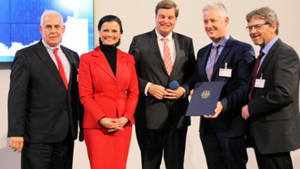 Freuen sich über den höchsten Förderbescheid in der Geschichte des Landkreises Leer: (v.l.) Harald Krebs vom Amt für Wirtschaftsförderung (LK Leer), die CDU-Bundestagsabgeordnete Gitta Connemann, Staatssekretär Enak Ferlemann, Landrat Matthias Groote und Markus Paschke (SPD-Bundestagsabgeordneter). © Foto: privat