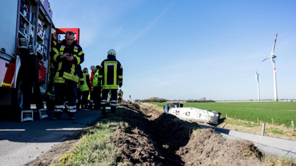 Der mit Flüssigkreide beladene Tanklastzug ist in Höhe des Windparks Holtgaste von der Autobahn 31 abgekommen und die Böschung hinunter gestürzt. Der Lkw blieb auf der Seite liegen, der Fahrer wurde leicht verletzt. © Foto: Klemmer