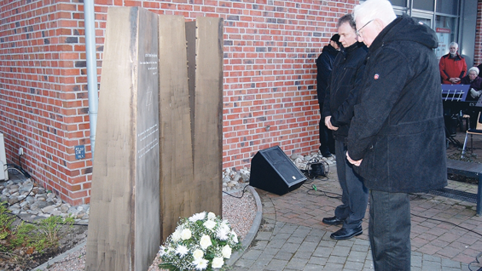 Blumen legten Jan-Dieter van Hoorn und Bürgermeister Gerald Sap am Dienstag am Mahnmal für die im Holocaust ermordeten jüdischen Einwohner in Bunde nieder. © Foto: Hoegen