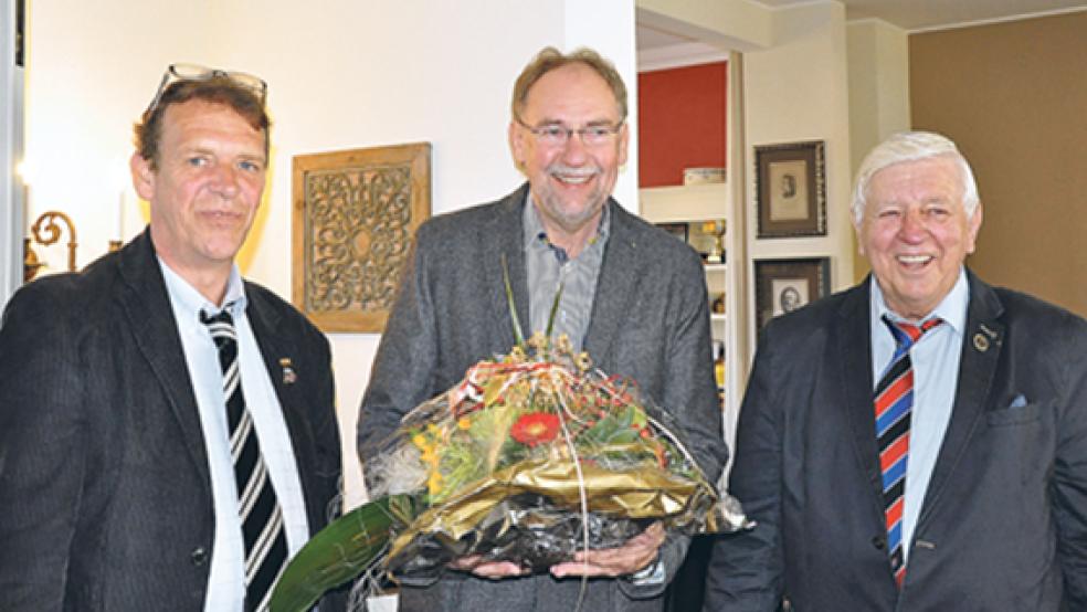 Harm Watermülder (Mitte) wurde für seine Arbeit als Bunder Marktmeister von Karl-Heinz Langenscheidt (Vorsitzender, rechts) und Theo von Halle (Schatzmeister) vom Verein reisender Schausteller Ostfriesland ausgezeichnet.  © Fotos: Boelmann