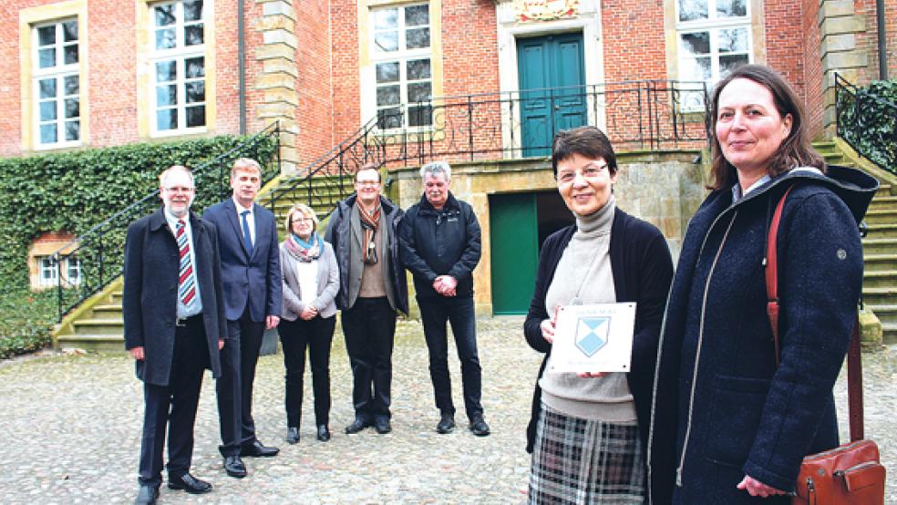 Die Leiterin des Gutes Altenkamp, Thea Lindt (zweite von rechts), freut sich mit der zweiten stellvertretenden Aschendorfer Ortsbürgermeisterin Petra Behnes über die Denkmalplakette für das Gut Altenkamp.  © Foto: privat