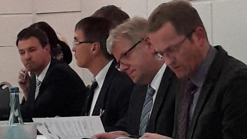 Der Rat der Stadt Weener tagt heute ab 17.30 Uhr im Hotel »Am Rathaus«. Im Bild der Verwaltungs-Tisch mit Bürgermeister Ludwig Sonnenberg und Bauamtsleiter Andreas Sinningen (rechts neben ihm). © Foto: Hoegen