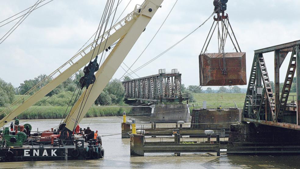 Der Name »Enak« hat für die Friesenbrücke eine doppelte Bedeutung. So heißt der Schwimmkran der Reederei Royal Wagenborg, der im Juni vergangenen Jahres das Kontergewicht anhob und abtransportierte (Bild) - und so lautet auch der Vorname von Verkehrsstaatssekretär Ferlemann, der jetzt bei der Finanzierung eines Neubaus gefragt ist. © Archivfoto: Szyska