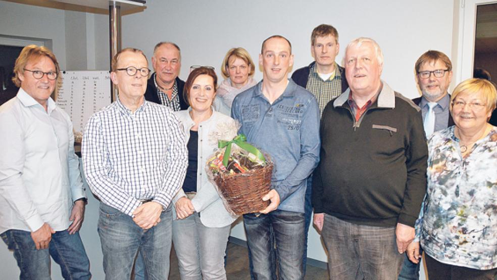 Der neue und alte Vorstand sowie Geehrte: (v.l.) Andreas de Vries, Hans-Dieter Zettelmeyer, Dieter Gelder, Birgitt Heijnal-Modder, Anne Huisinga, Ditmar Lübbers, Hartmut Warsing, Gerold van Hoorn sowie der Vorsitzende Wilhelm Timmer und Geschäftsführerin Berna Kruse. © 