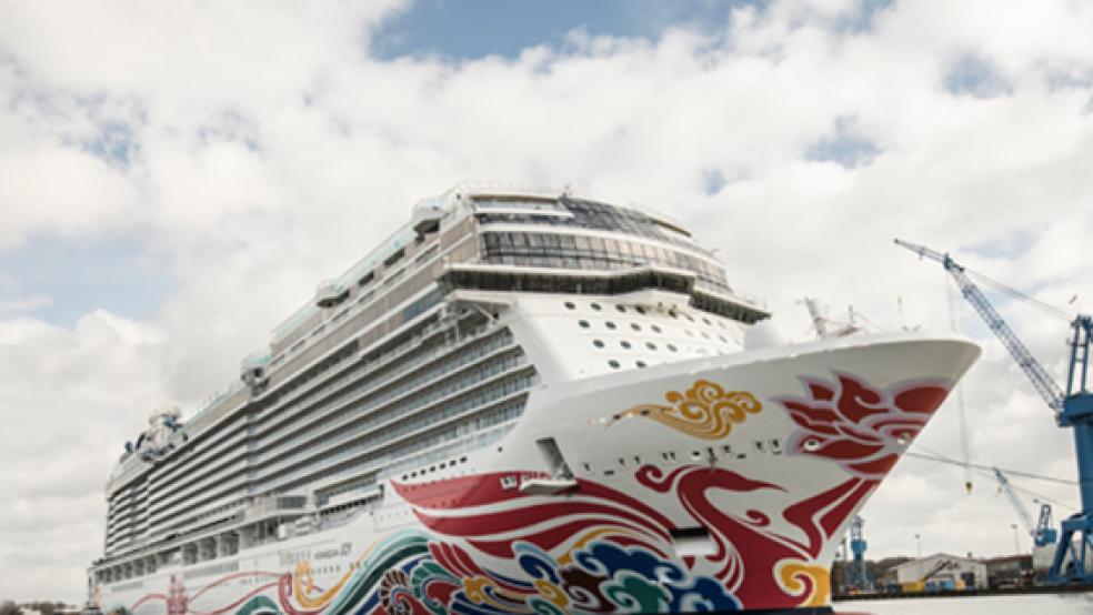 Die »Norwegian Joy« wird voraussichtlich am Montag über die Ems in Richtung Nordsee überführt. Nach Angaben der Meyer Werft handelt es sich allerdings um einen vorläufigen Plan, der sich noch verändern kann. © Foto: Klemmer