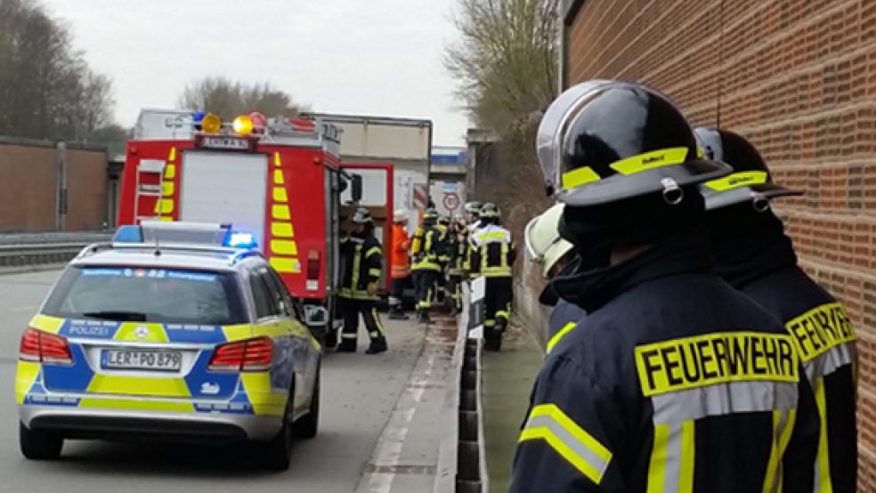Die Feuerwehr rückte heute zu einem Lastwagen aus, der augenscheinlich auf der A 31 in Höhe der Anschlussstelle Weener in Brand geraten war. Allerdings gab es kein Feuer, sondern verdampfendes Öl entwickelte Rauch. © Foto: Feuerwehr