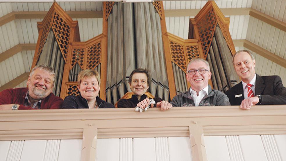 Auf der Empore vor der Orgel, die nach ihrer Sanierung am kommenden Sonntag um 17 Uhr wieder erklingen wird: Organist Heinz-Gerd Reinberg, Pastorin Anne Ulferts, Orgelbaumeisterin Ingrid Noack-Kirschner, der Kirchenratsvorsitzende Joachim Tjabben und Carsten Rinne vom Vorstand der Kulturstiftung der Sparkasse Leer-Wittmund (im Bild von links). © Foto: Szyska