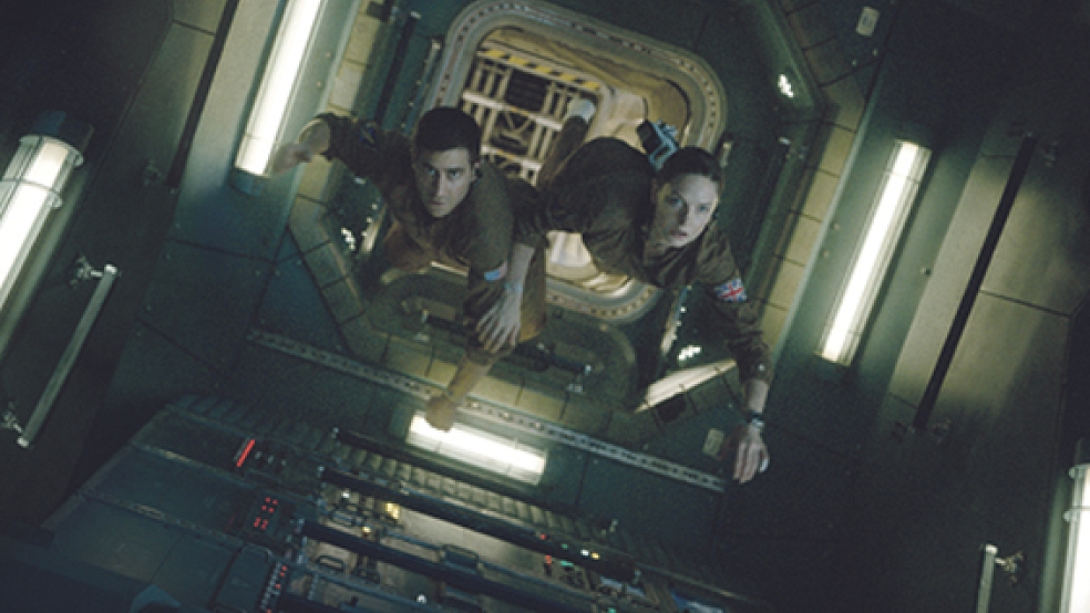 Wo ist Calvin? Dr. David Jordan (Jake Gyllenhaal), Dr. Miranda North (Rebecca Ferguson) und Roy Adams (Ryan Reynolds) sind auf der Suche nach dem Alien.  © Foto: Sony Pictures