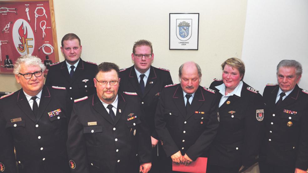 Die Geehrten mit der Führungsspitze der Jugendfeuerwehr: Friedhelm Tannen, Sprecher der Ostfriesischen Jugendfeuerwehren, Matthias Vahling (Floriansmedaille) , Günter Haase (Ehrennadel der Deutschen Jugendfeuerwehr in Silber), Timo Smit (Ehrenzeichen der Niedersächsischen Jugendfeuerwehr), Erold Klinke (Floriansmedaille), Silvia Feldkamp (Ehrenzeichen der Niedersächsischen Jugendfeuerwehr) und Martin Schilling (stellvertretender Landesjugendfeuerwehrwart). © Foto: Wolters