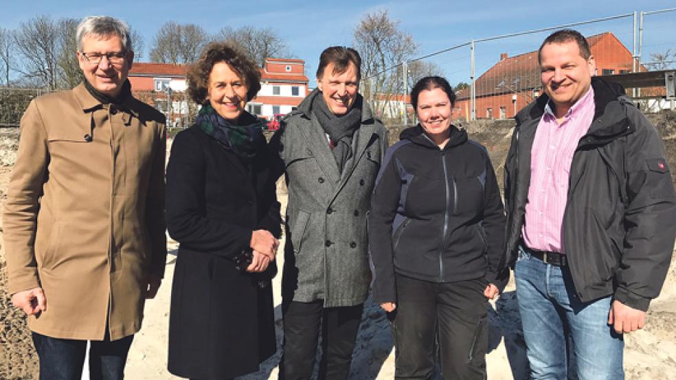 Baustellenbesuch: Stadtbaurat Carsten Schoch (links) und die Bürgermeisterin von Leer, Beatrix Kuhl (2. von links), haben sich ein Bild von den archäologischen Funden auf dem Baugrundstück des Borromäus Hospital Leer gemacht. Herumgeführt wurden sie von Borro-Geschäftsführer Dieter Brünink (3. von links) sowie dem Technischen Leiter des Krankenhauses, Tobias Fiedelak. © Foto: privat