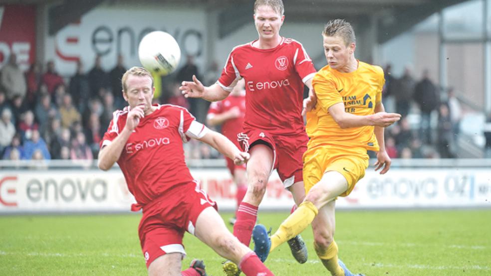 Ein Bunder gegen Bunde: Germanias Lukas Koets (r.) bekommt es heute Abend mit Thomas Girod (l.) und Joost Diepen zu tun. © Foto: Bruins