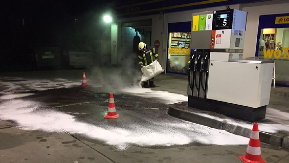 Feuerwehreinsatz an einer Tankstelle in Großwolde: Nach einem technischen Defekt einer Zapfsäule waren 100 Liter Diesel ausgelaufen. © Foto: Kreisfeuerwehr Leer 