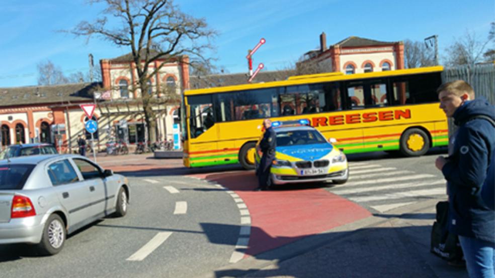 Die Polizei hat den Bahnhof Leer nach einer Bombendrohung geräumt und die Zufahrten gesperrt. © Foto:Jürgens