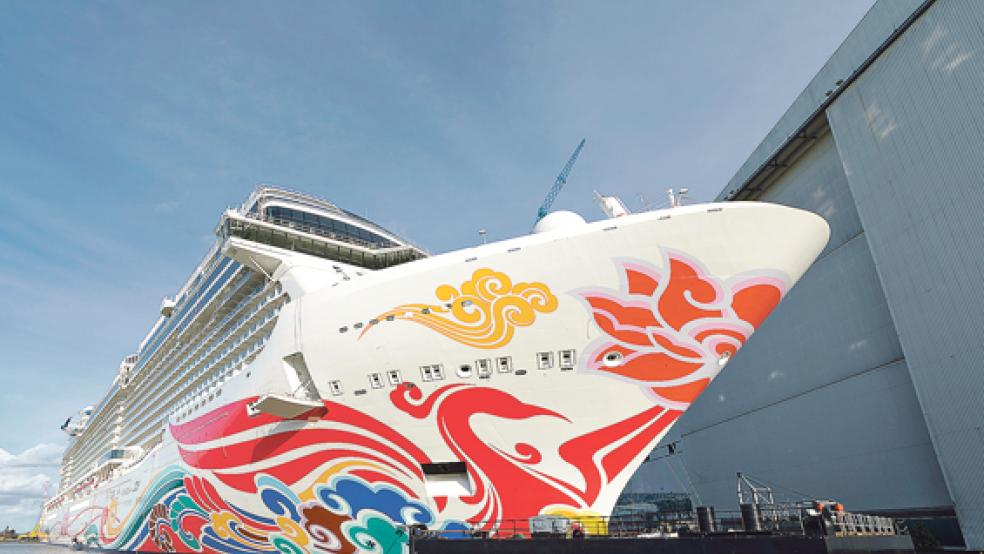 Die »Norwegian Joy« soll am Sonntagabend über die Ems überführt werden. In der Nacht auf Montag gegen 1.45 Uhr wird das Schiff die Friesenbrücke in Weener passieren. © Foto: Meyer Werft 