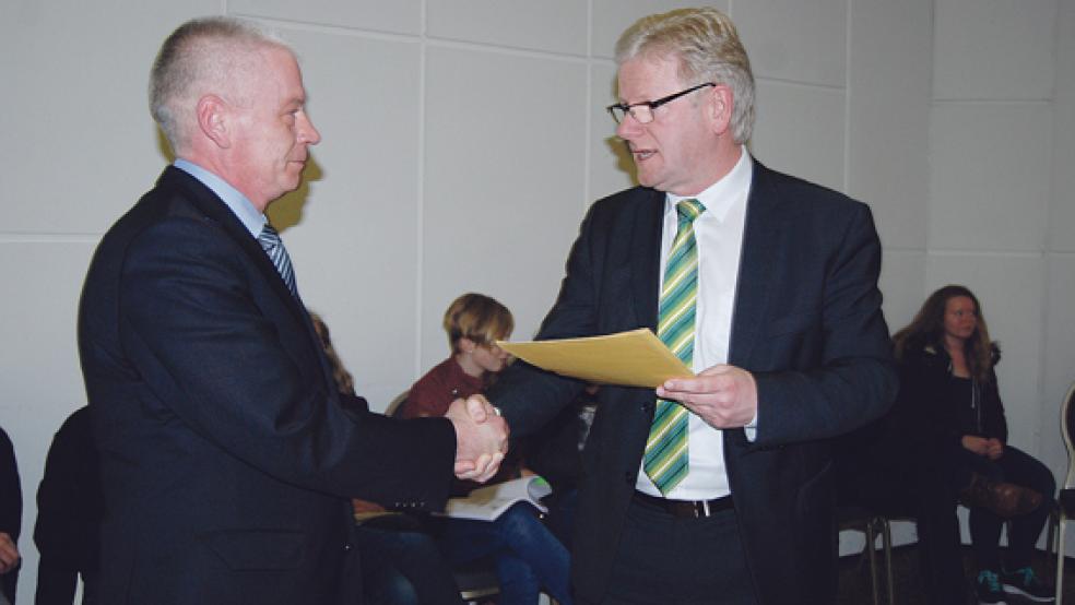 »Alles Gute für die Zusammenarbeit in den nächsten Jahren.« Bürgermeister Ludwig Sonnenberg (rechts) verpflichtete zu Beginn der Ratssitzung den neuen SPD-Ratsherrn Thomas Sowade per Handschlag. Der Stapelmoorer rückt für Birgit Niemann nach, die ihr Mandat aus persönlichen Gründen niedergelegt hatte. © Foto: Hoegen