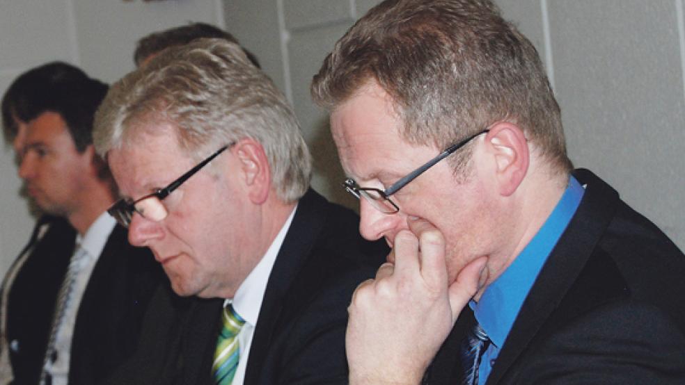 Andreas Sinningen (rechts) als Geschäftsführer der Hafen und Tourismus GmbH stellte die Wirtschaftspläne der Gesellschaft vor. © Foto: Hoegen