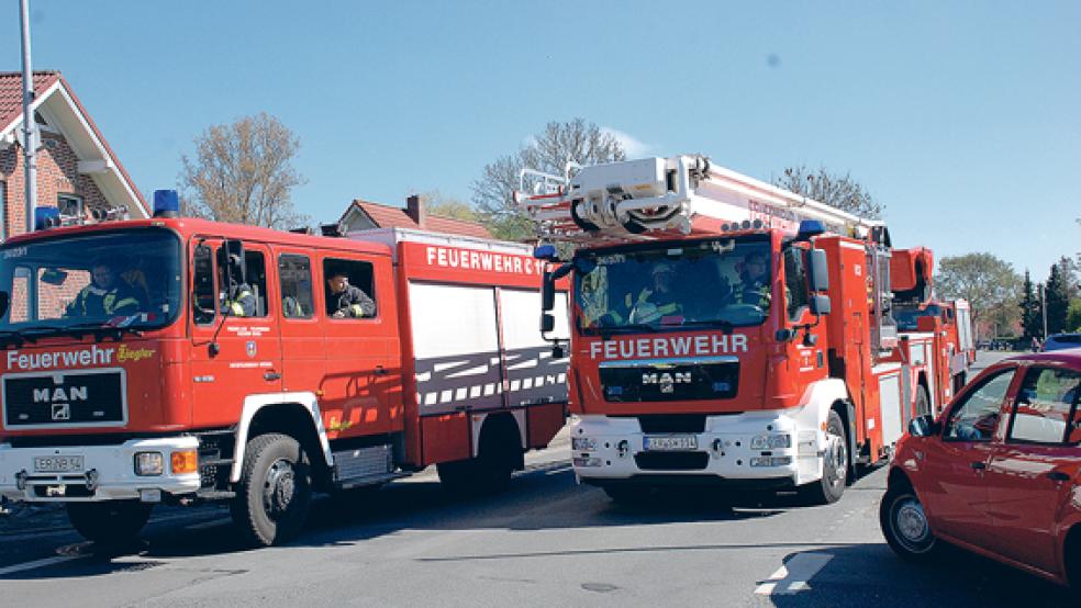 Die Feuerwehr Weener im Einsatz in Diele: Im Bild ein Tanklöschfahrzeug und die Hubrettungsbühne. © Archivfoto: Hoegen