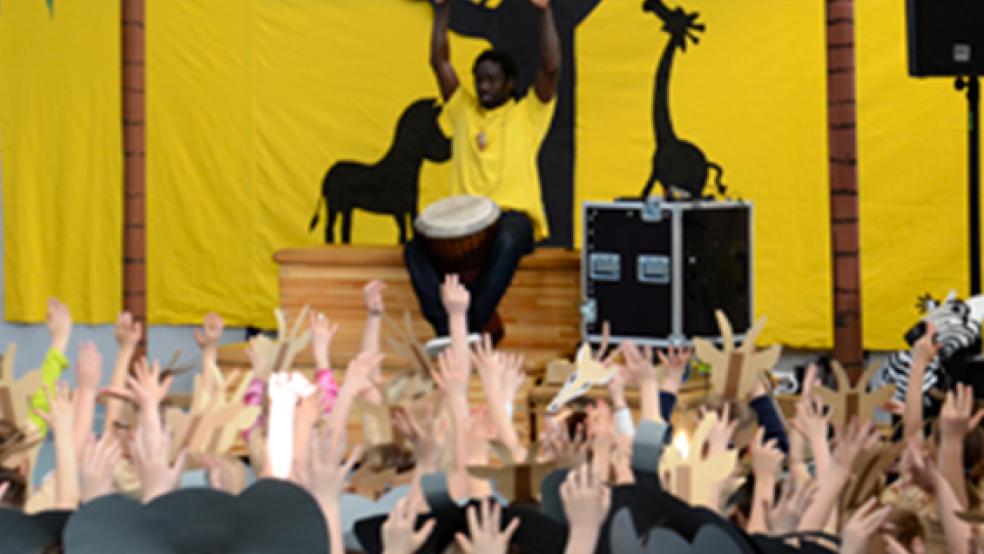 Hochkonzentriert: Fara Diouf gab einen Rhythmus vor und die Grundschüler wiederholten ihn. © 