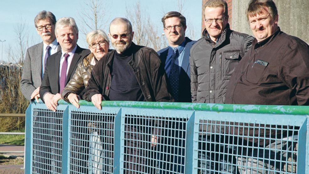 Auf der Schleuse im Weeneraner Hafen: Bernd Schmidt (Schriftwart des Seglervereins), Bürgermeister Ludwig Sonnenberg, Gerlind Weber (Sportwartin des Seglervereins), Gebhard Braukmüller (Ehrenvorsitzender des Seglervereins), die beiden HuT-Geschäftsführer Joachim Steffen und Andreas Sinningen sowie Hafenmeister Heiner Düring (von links). © Foto: Szyska