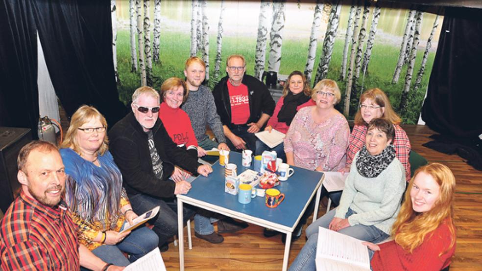 Die ersten Textproben bei der Bimge Spööldeel für die neue Komödie »För immer Disco« laufen. © Foto: Wolters