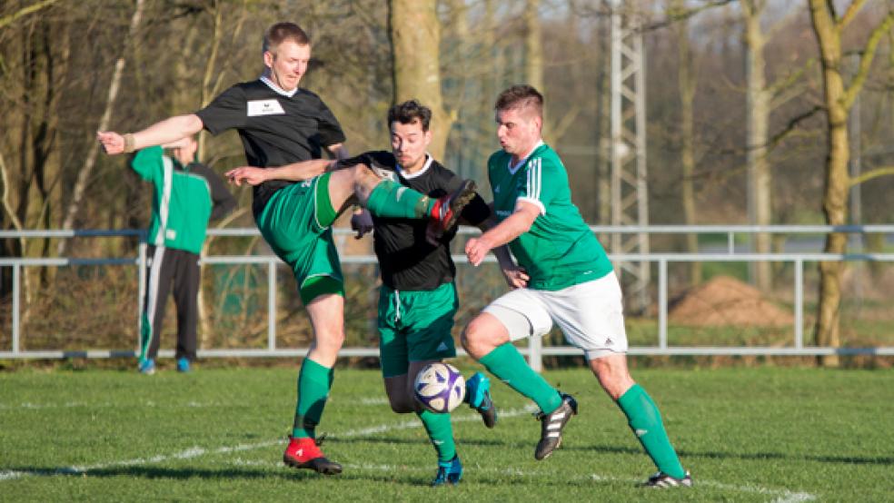 Alles investiert haben die Teutonen ins Kellerduell. Hier nimmt es Tammo Schmidt (r.) mit gleich zwei Gegenspielern auf. © Foto: Mentrup