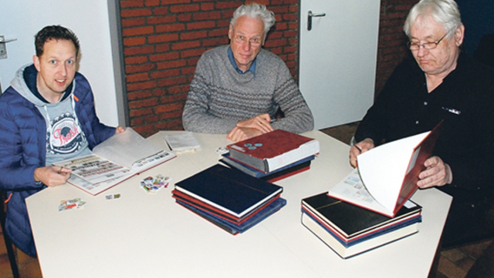 Deutsch-niederländische Tauschgeschäfte mit den Groningern Henk Leguyt (links) und Jaap Bos sowie Albin Albinus (Mitte) aus dem ostfriesischen Burlage. . © 