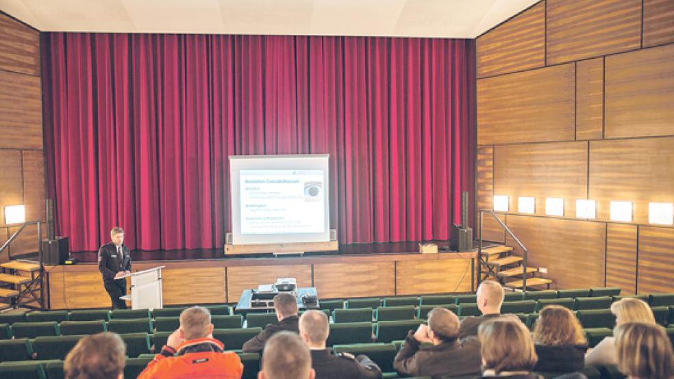 Marcel Petrikat von der Weeneraner Polizei sprach am Donnerstagabend in der Aula der Oberschule über die Gefahren des Drogenkonsums für Jugendliche. © Foto: Klemmer 