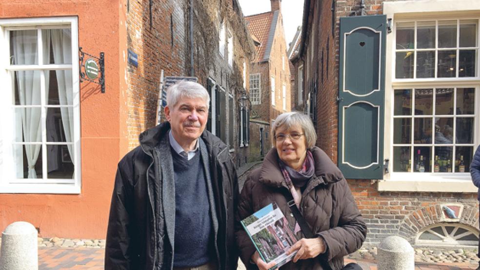 Andreas Martens, der ehemalige Sprecher der Bürgerinitiative, und Margarete Kramer, Autorin des Buches »Bürger kämpfen für die Altstadt«, vor dem Wilhelminengang in Leer. © Foto: Wieking