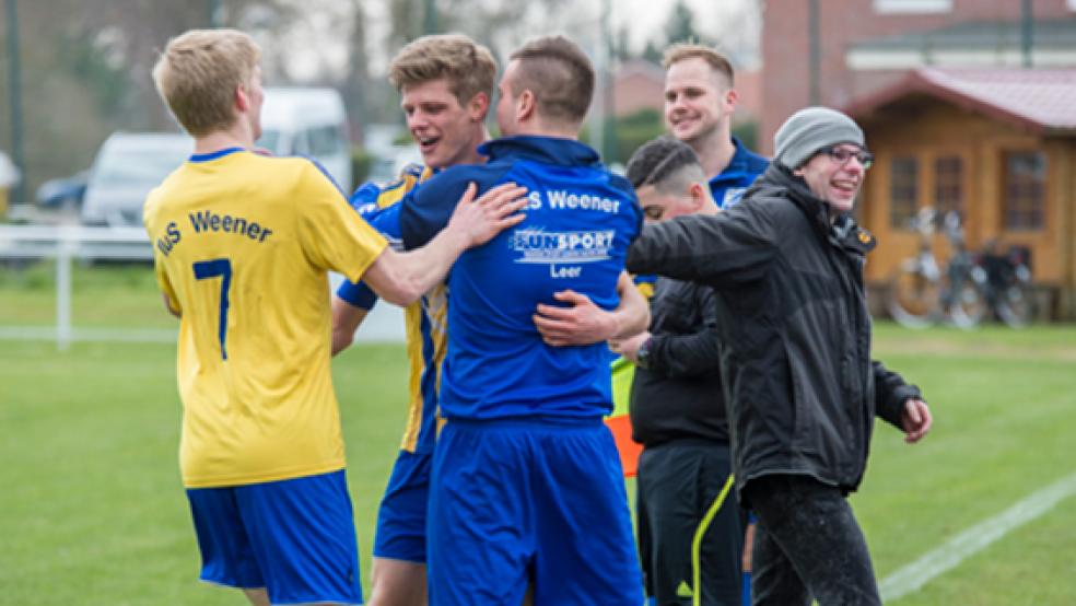 Weeneraner Jubel über den zweiten Heimsieg der Saison: Die Glückwünsche gingen natürlich in erster Linie an den Hattrick-Schützen Niklas Busemann (2. v. l.).  © Fotos: Bruins, Mentrup