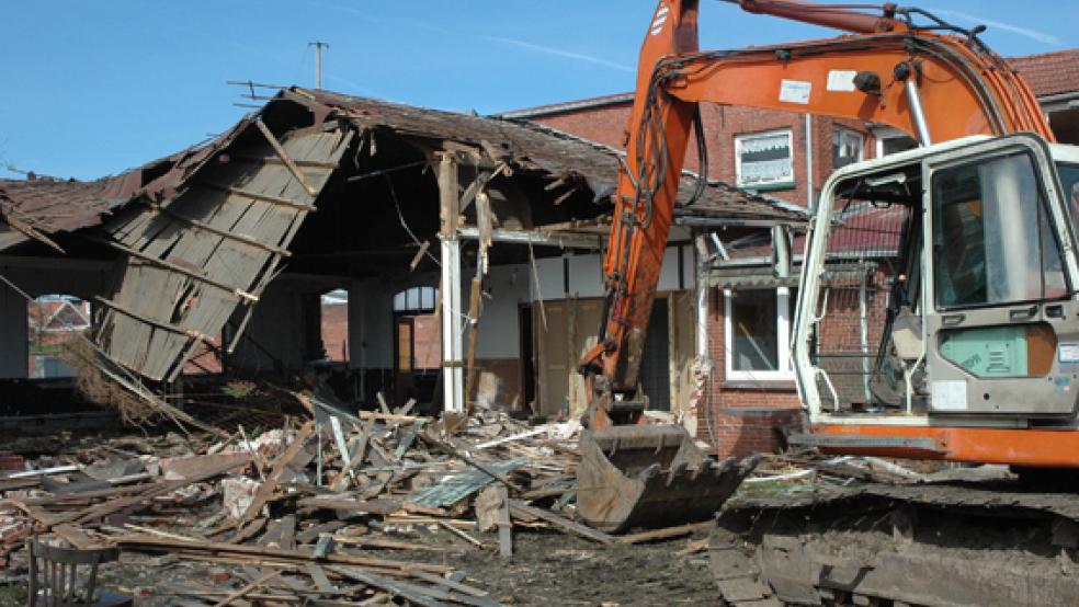 Der ehemalige Gasthof »Rheiderland« neben dem Hermann-Tempel-Platz in Ditzum wird abgerissen. © Foto: Szyska