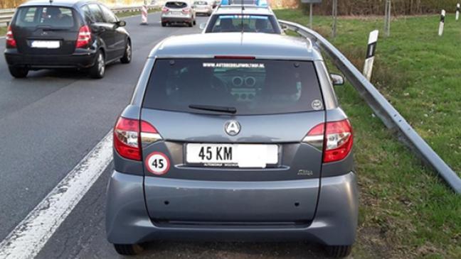 Mit dem Mopedauto auf der Autobahn