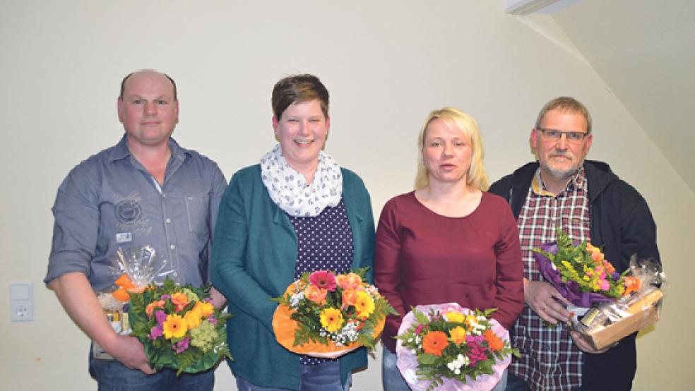 Urkunden und Präsente gab es (von links) für Jan van Lessen, stellvertretend für den Landwirtschaftlichen Zweigverein, Tanja Sandstede, Yvonne Bruns und Dieter Immenga.  © Foto: Himstedt