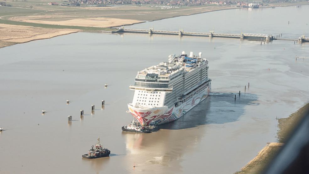 Die »Norwegian Joy« nähert sich am Montagmorgen dem Emssperrwerk. Am oberen Bildrand ist Ditzum zu erkennen. © Fotos: Klemmer