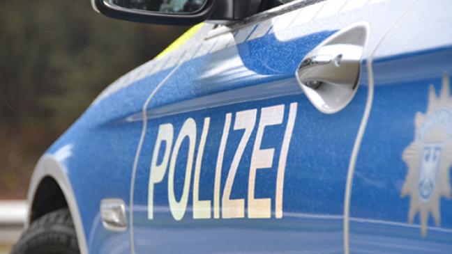 Auto stößt mit Bus zusammen - Fahrer tot