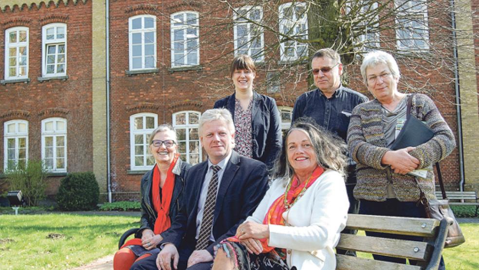 Agnes Ratering (NABU), Ludwig Sonnenberg und Wilma Mencke (vorne) freuen sich wie Silke Krallmann, Hilmar Bockhacker und Marga von Glan-Hesse auf Kunst. © Foto: Hoegen