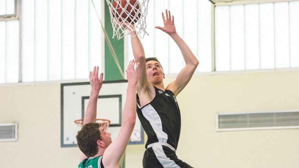 In einer anderen Etage: Weeners Timo Giese überspringt seinen Gegenspieler deutlich. Er und seine Mitspieler zeigten eine starke Leistung. © Foto: Mentrup