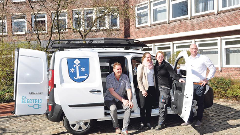 Freuen sich über das neue Elektroauto der Leeraner Stadtverwaltung (von links): Karsten Everth, Denise Araz, Insa Feldkamp und Simon Murra.  © Foto: Wolters