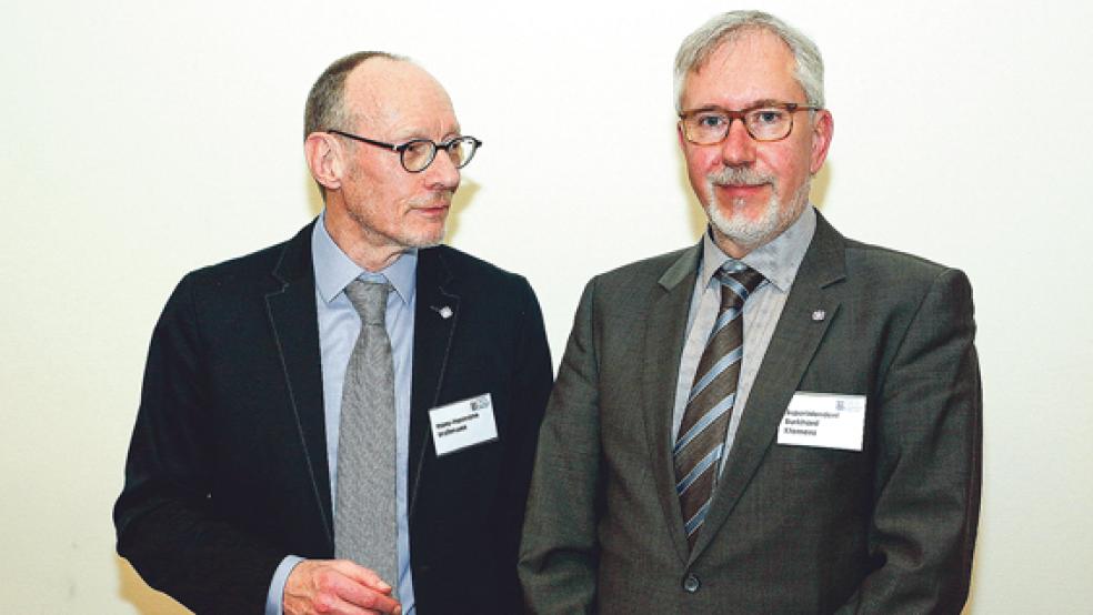 Hans-Hermann Woltmann als Vorsitzender des Kirchenkreistages (links) dankte Superintendent Burghard Klemenz, der im Herbst in den Ruhestand geht und zum letzten Mal an der Sitzung des Gremiums teilnahm. © Foto: Dübbel (Kirchenkreis Emden-Leer)