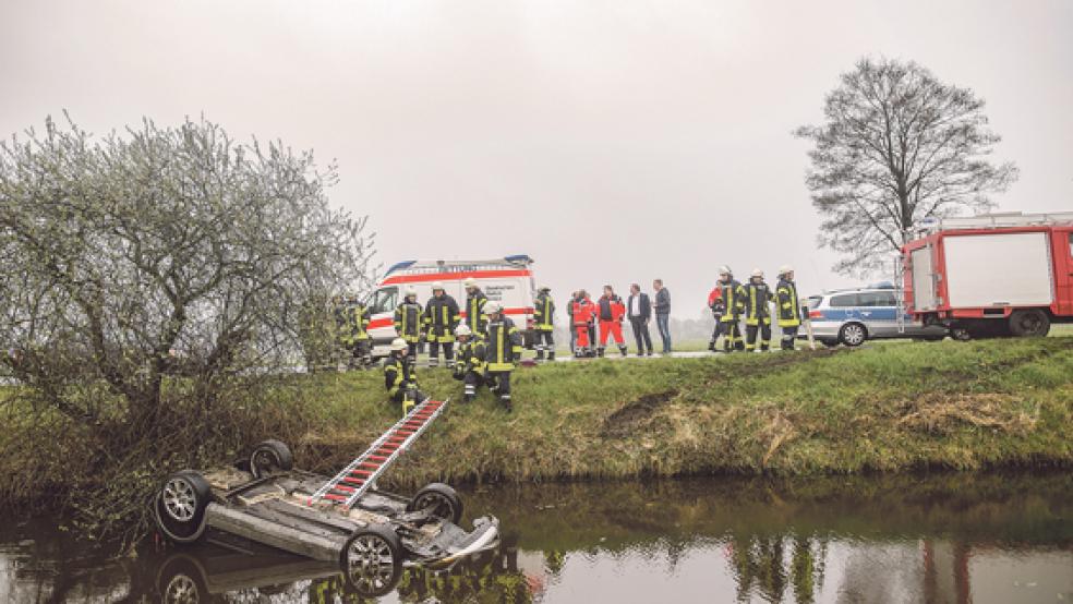 Auf dem Dach im Sieltief in Diele landete am Mittwoch ein Opel Corsa. Der Unfall ging glimpflich aus. © Foto: Klemmer