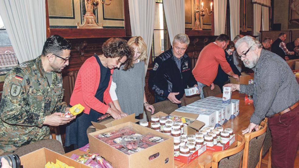 Emsiges Packen: Die Helfer beim Verpacken der Ostergrüße mit Oberstarzt Mohamed Nasri (links) und Bürgermeisterin Beatrix Kuhl (2. von links). © Foto: privat