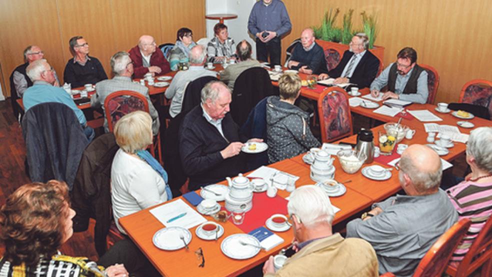 Bei der Sitzung der Kreisgruppe Leer des Ostfriesischen Chorverbandes waren in Veenhusen auch Vertreter der Chöre aus dem Rheiderland anwesend, so auch Andreas Bruns, bisheriger Vorsitzender der Kreisgruppe Rheiderland (stehend). © Foto: Wolters