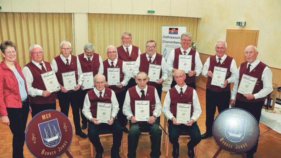 Bundeschorleiterin Karin Wessels ehrte langjährige Mitglieder des Männergesangsvereins »Bunner Jungs«. © Foto: Wolters