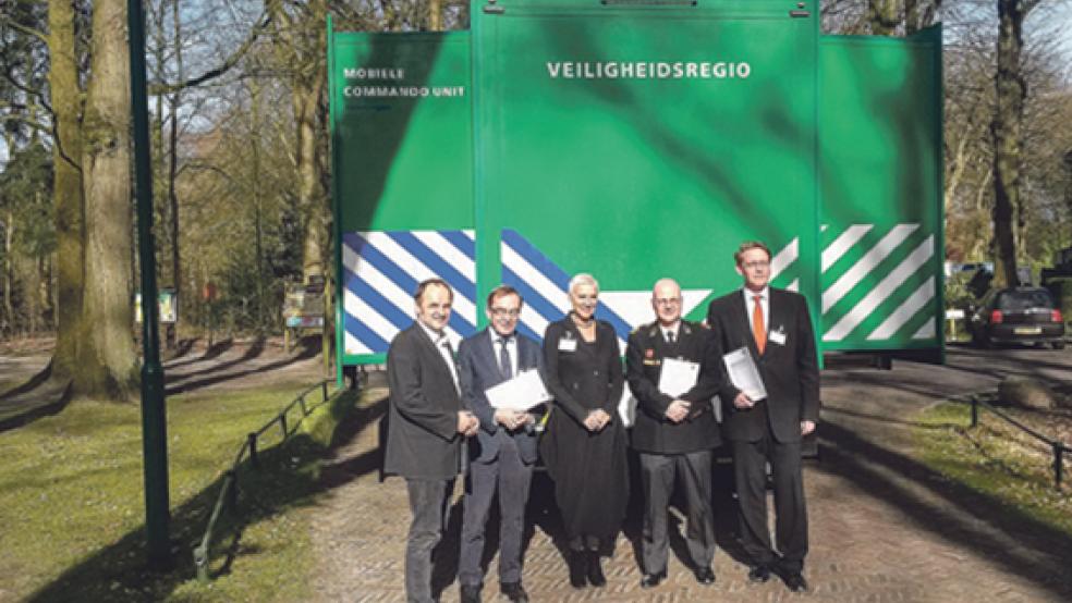 Gemeinsam aktiv (von links): Hermann Wessels (Ems Dollart Region), Rüdiger Reske (Landkreis Leer), Wilma Mansveld (Veiligheidsregio Groningen), Gert-Jan Stuivenberg (Veiligheidsregio Drenthe) und Marc-André Burgdorf (Landkreis Emsland).  © Foto: Landkreis Leer