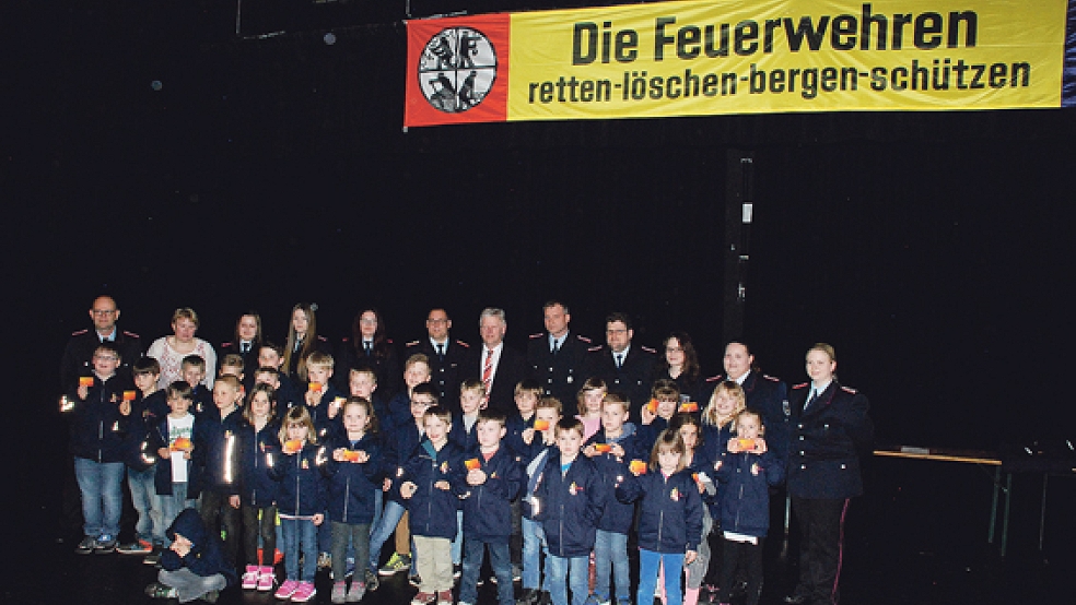 Die erste Kinderfeuerwehr in Weener und mit 30 Mitgliedern gleichzeitig größte Wehr für Kinder im Landkreis Leer wurde in der Aula der Oberschule Weener offiziell gegründet, gemeinsam mit der Kinderfeuerwehr Weenermoor. © Foto: Kuper