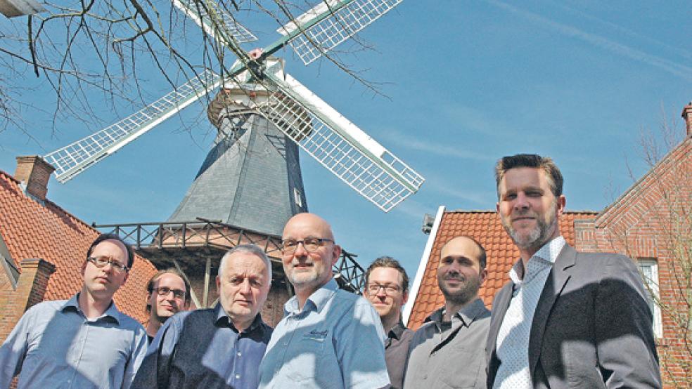 Die Ditzumer Windmühle als Symbol für die Energiewende von unten (von links): Simon Ulferts, Nils Refle, Konrad Kruse, Martin Refle und Moritz Tietjens (alle »ProEngeno«) mit Thomas Theenhaus und Justus Schütze (»buzzn«). © Foto: Szyska