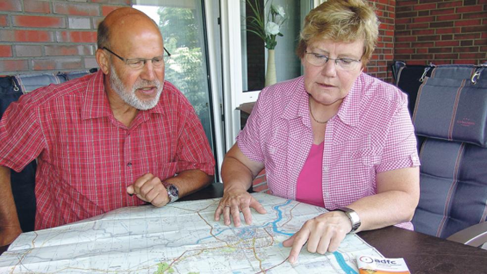 Stellten das Tourenprogramm für die neue Saison vor: Harm und Monika Meinders aus Bunde vom Rheiderländer Fahrradclub (ADFC). Los geht es am 8. April.  © Foto: RZ-Archiv