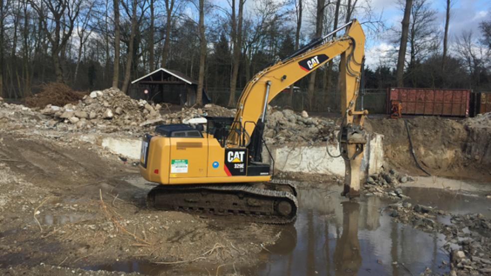 Die Bagger sind noch länger im Einsatz, um das alte Hallenbad am Burfehner Weg in Leer abzubrechen. © Foto: Stadt Leer