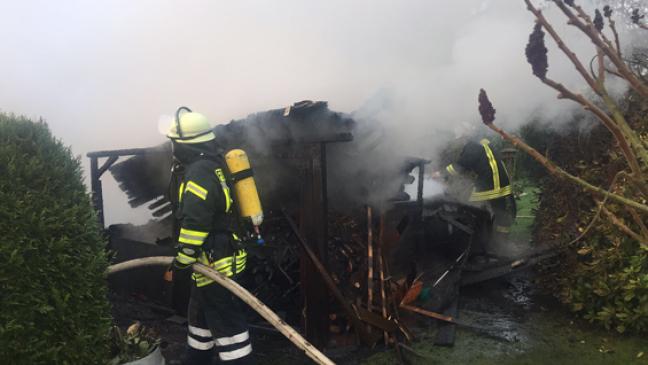 Schuppenbrand bedroht ein Wohnhaus