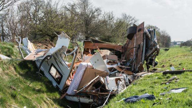 Wohnmobil bei Unfall völlig zerstört