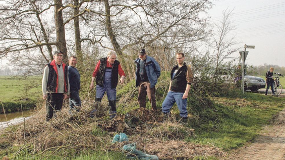 Stinkende Schlachtabfälle in blauen Müllsäcken entdeckten Mitglieder des SPD-Ortsvereins Stapelmoor bei ihrer Müllsammelaktion. © Foto: privat